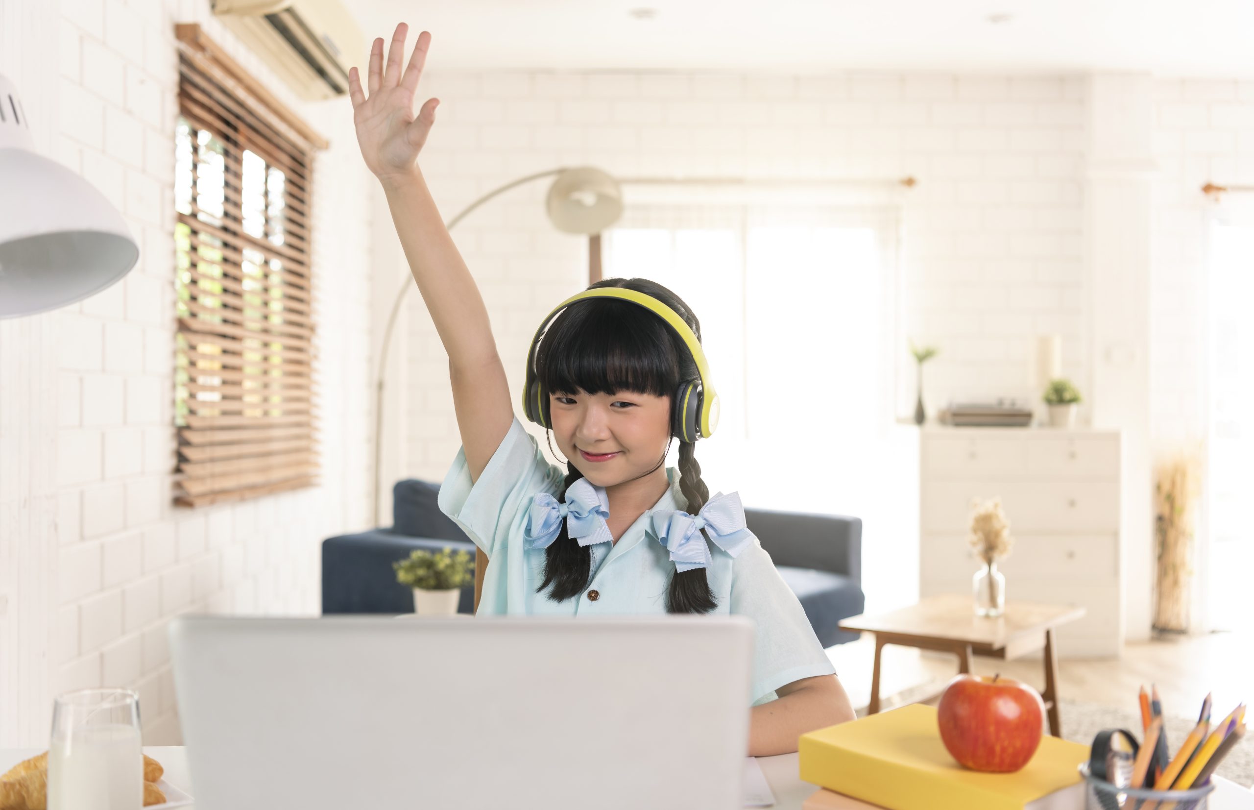 asian girl using máy vi tính computer online study homeschooling during trang chính quarantine scaled